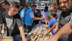 Geyve'de aşure ikram edildi