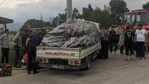 Geyve'de kamyonet direğe çarptı!