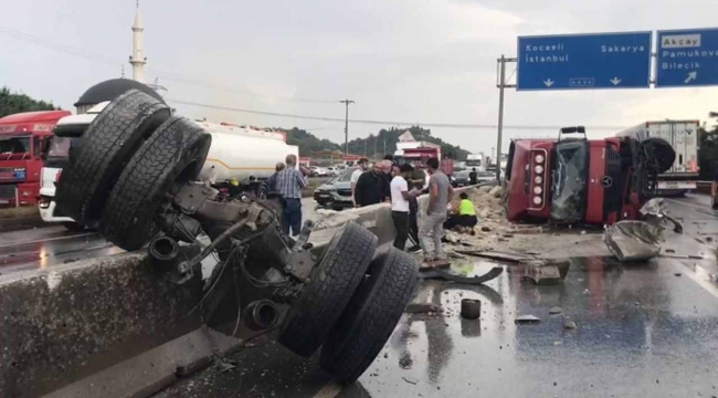 Geyve Karaçam'da hafriyat kamyonu devrildi,