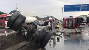 Geyve Karaçam'da hafriyat kamyonu devrildi,