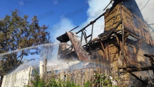 Geyve'de çıkan yangında ahşap ev kül oldu!