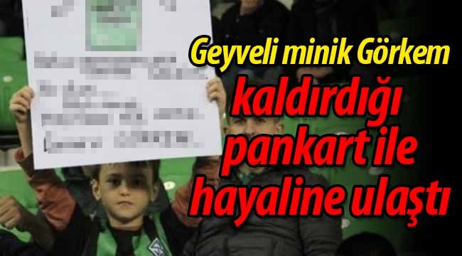 Geyveli minik Görkem kaldırdığı pankart ile hayaline ulaştı