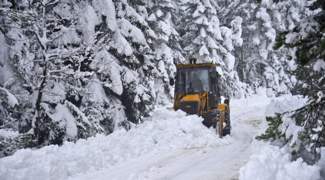 Orta Karadeniz'in o ilçesinde kar, yolları kapattı