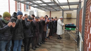 Annesinin cenaze namazını kıldırdı