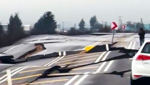 Depremde yolda oluşan yarıklara araçlar düştü