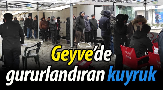 Geyve'de gururlandıran kuyruk