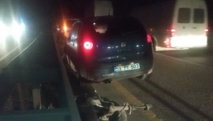 Karaçam'da otomobil bariyerlere çarptı