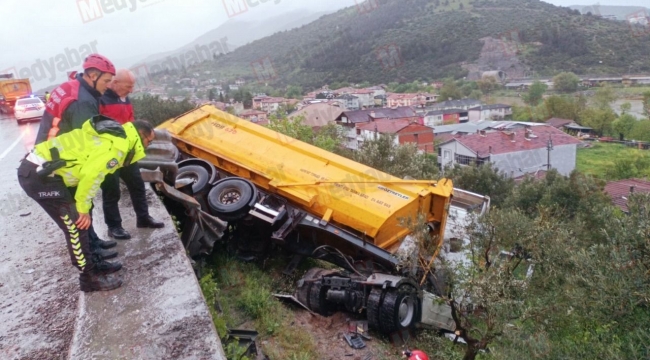 Alifuatpaşa'da TIR, zeytin bahçesine uçtu! 1 yaralı