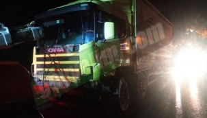 Karaçam'da TIR, kamyona çarptı