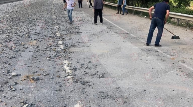 Geyve Boğazı'nda yola mıcır savruldu