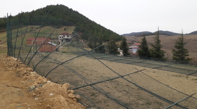 Sekiharman'da futbol sahasının tel duvarları devrildi