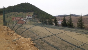 Sekiharman'da futbol sahasının tel duvarları devrildi