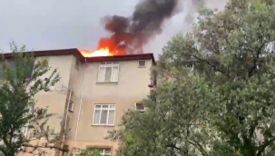 Geyve'de evin çatısına yıldırım düştü 