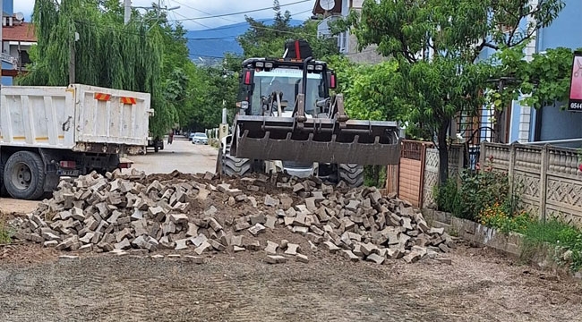 Geyve'de parke taşlar yenileniyor