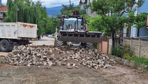 Geyve'de parke taşlar yenileniyor