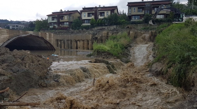 Sapanca'da dere taştı, hızlı tren tüneli sular altında kaldı