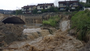 Sapanca'da dere taştı, hızlı tren tüneli sular altında kaldı