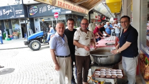 Üstün Lokantası aşure ikram etti