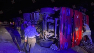 Geyve'de devrilen TIR'dan burnu bile kanamadan çıktı!