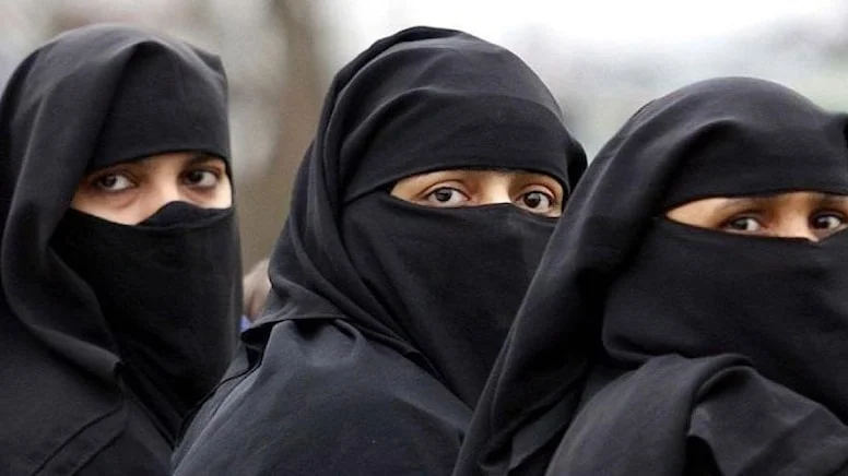 İsviçre, kamuya açık alanlarda burkayı yasakladı