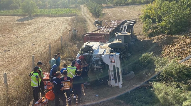 Yan yatan TIR'da sıkışan şoför ağır yaralandı