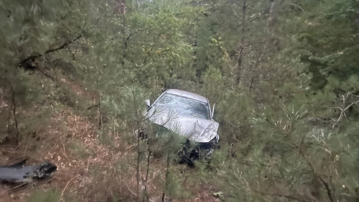 Taraklı'da otomobil uçuruma yuvarlandı: 3 yaralı