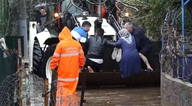 Antalya'daki selde araçlar ve evler sular altında kaldı, uçaklar inemedi