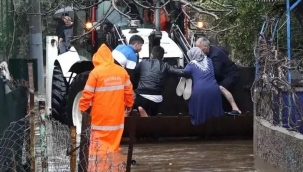 Antalya'daki selde araçlar ve evler sular altında kaldı, uçaklar inemedi