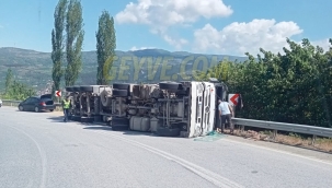 Geyve'de TIR yan yattı