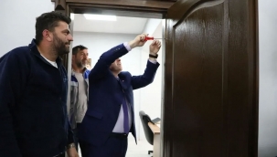 İlk işi makam odasının kapısını sökmek oldu