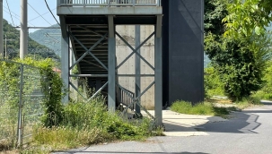 Geyve'de  o üst geçit kullanılamıyor!