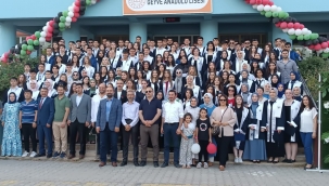 Geyve Anadolu Lisesi'nde mezuniyet coşkusu