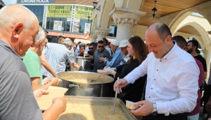 Geyve Belediyesi aşure dağıttı