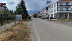 Geyve Okul Caddesi'nde kaldırımlar yapılmayı bekliyor