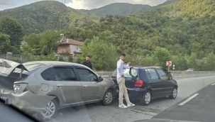 Geyve Nuruosmaniye'de maddi hasarlı kaza