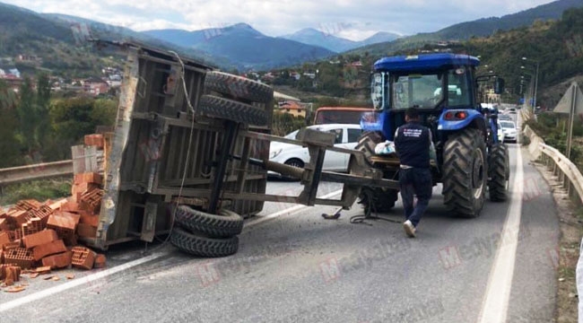 Cevat Ayhan köprüsünde römork devrildi