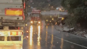 Geyve Devebağırtan'da TIR ters döndü!