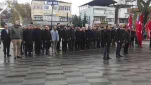 Geyve'de Öğretmenler Çelenk Koydu