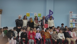 Minik öğrencilerle hatıralarını paylaştı