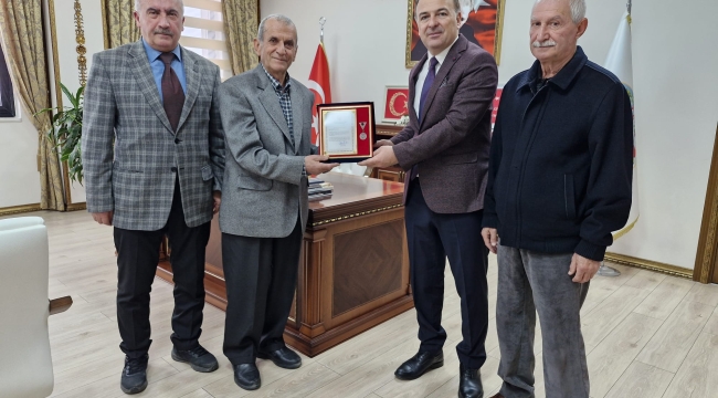 Bağışta bulunan emekli astsubaya plaket