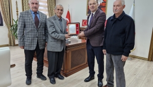 Bağışta bulunan emekli astsubaya plaket
