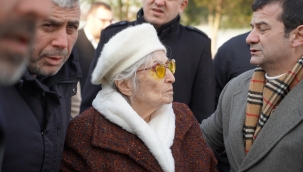Ümit Özdağ'ın annesi Silivri'de oğlunu ziyaret etti
