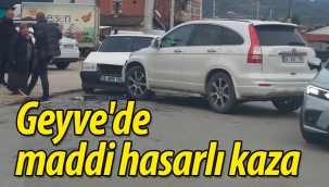 Geyve'de maddi hasarlı kaza!