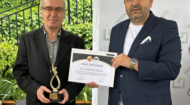 Dr. Gıyasettin Tayfur'a Altın Kalem ödülü