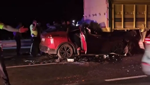 D-650'de feci kaza: Kamyonete ok gibi saplandı!