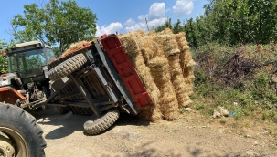 Geyve'de saman yüklü römork devrildi