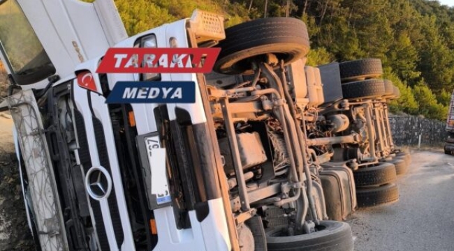 Taraklı'da kontrolden çıkan kamyon devrildi