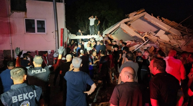 Balıkesir'de 6,1 şiddetinde deprem! 10 bina yıkıldı