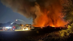 Geyve'de boya fabrikasında yangın!
