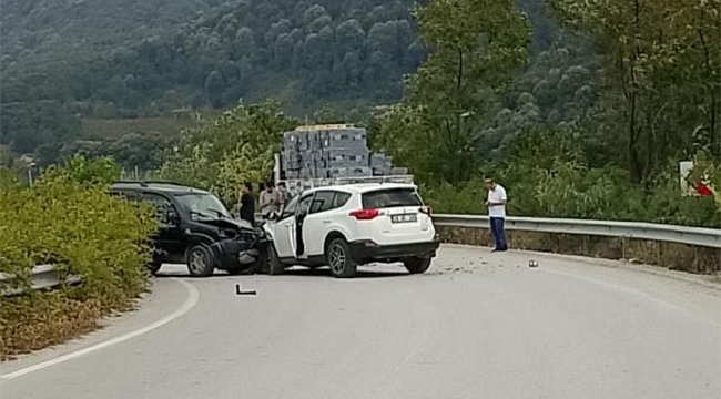 Karaçam'da iki araç kafa kafaya çarpıştı